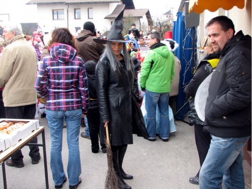 Dama v črnem je pričarala gospodu velik trebuh.